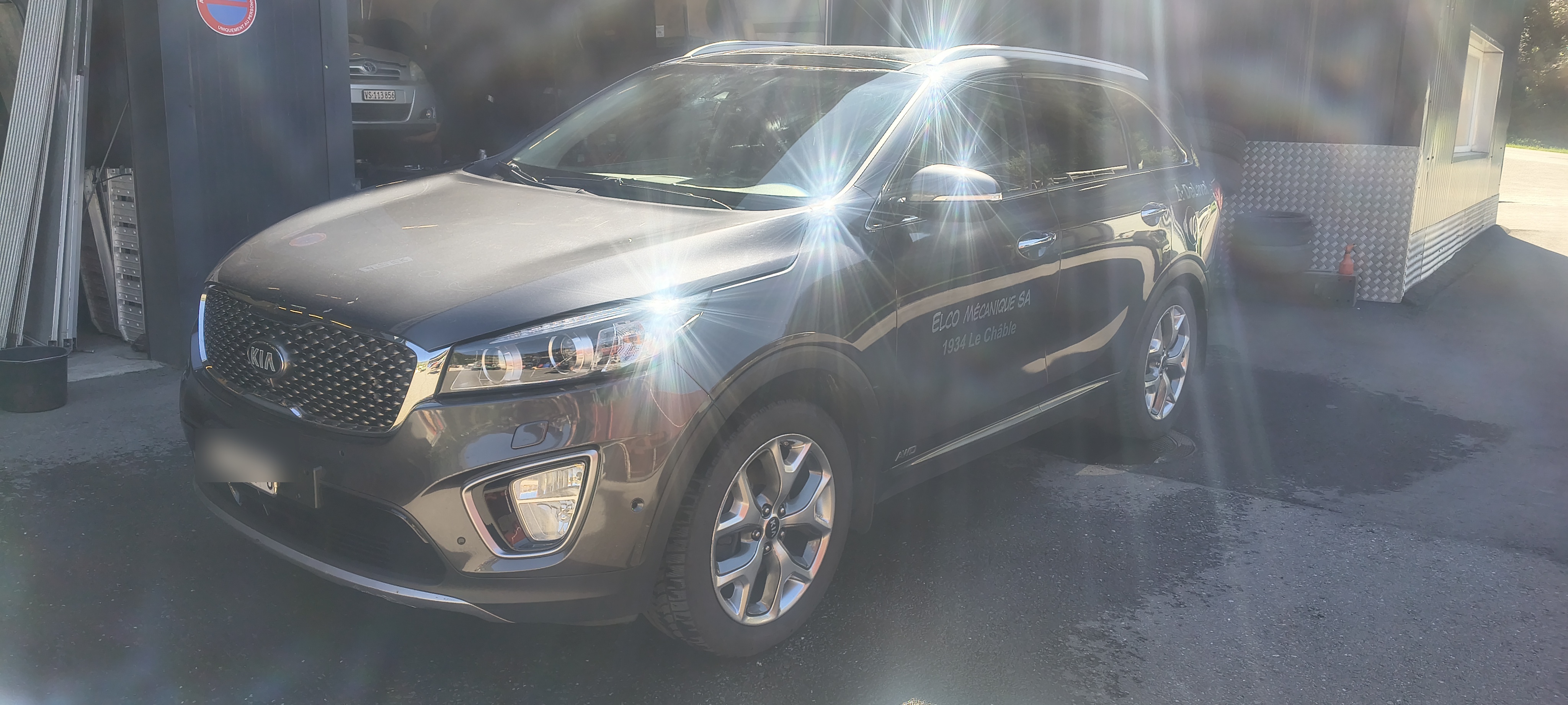 Kia Sorento 2.2 gris métallisé, vue avant trois-quarts
