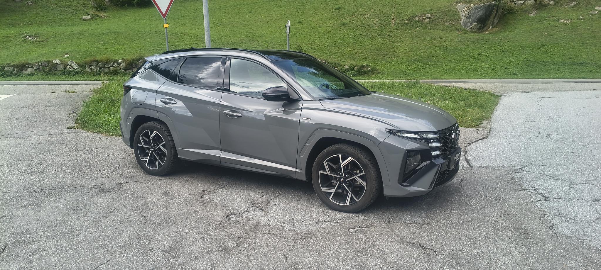 Hyundai Tucson 1.6 PHEV 4x4 gris, vue avant trois-quarts