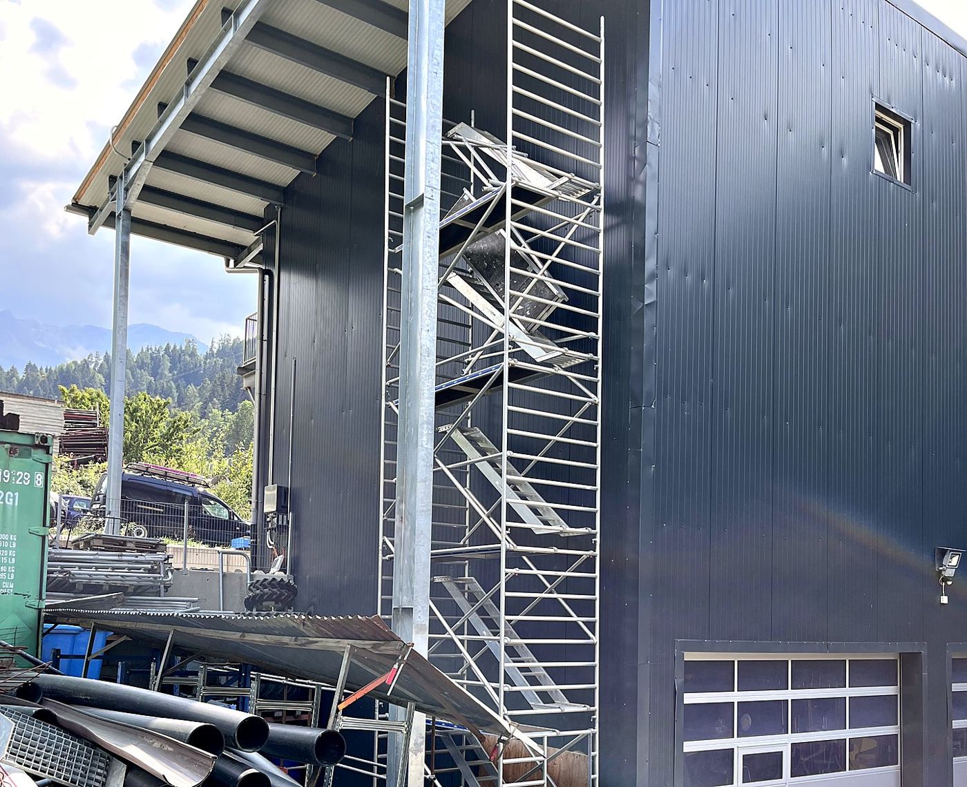 Pont roulant, échafaudage aluminium à louer, monté contre le garage